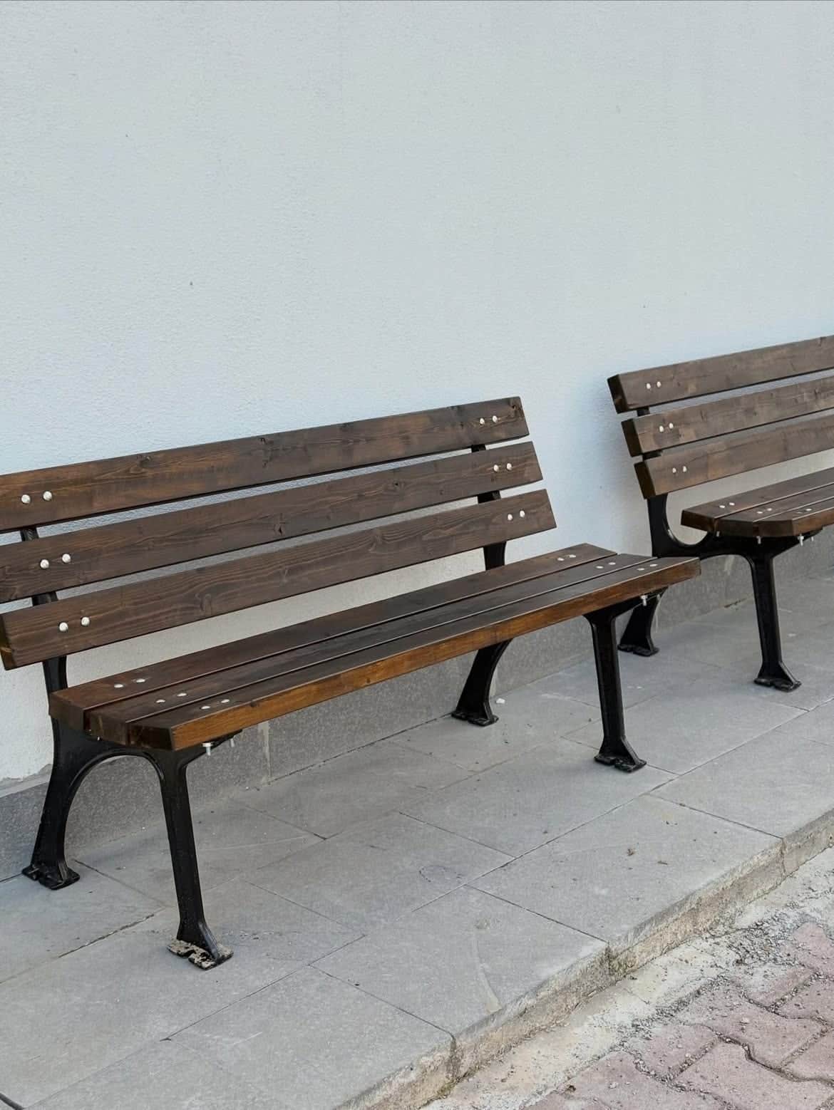 Ahşap bahçe bankı – doğal çam ağacından el yapımı oturma bankı