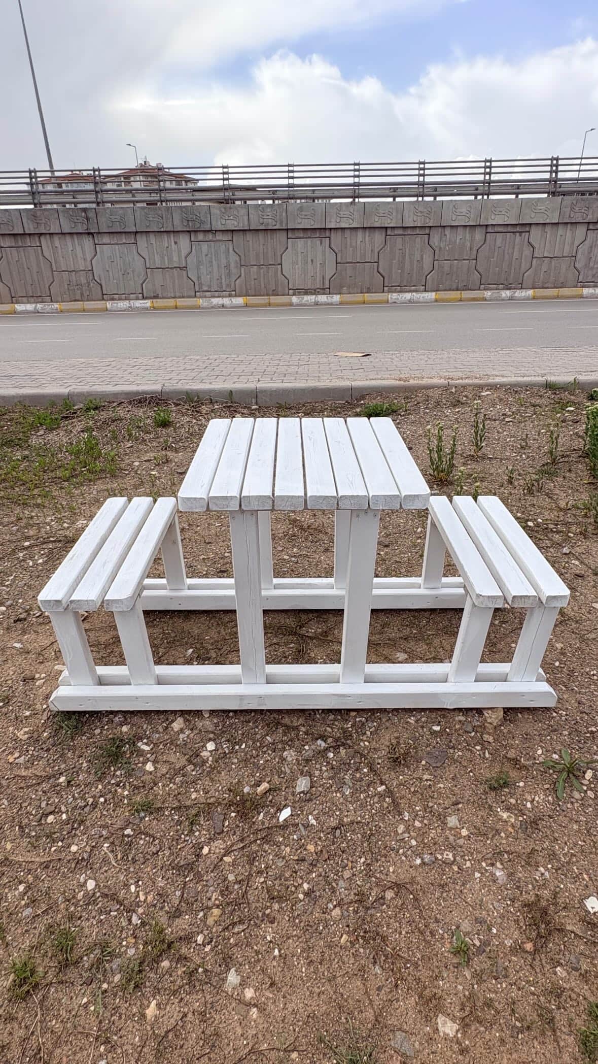 Beyaz boyalı özel tasarım ahşap bahçe piknik masası ve bank takımı