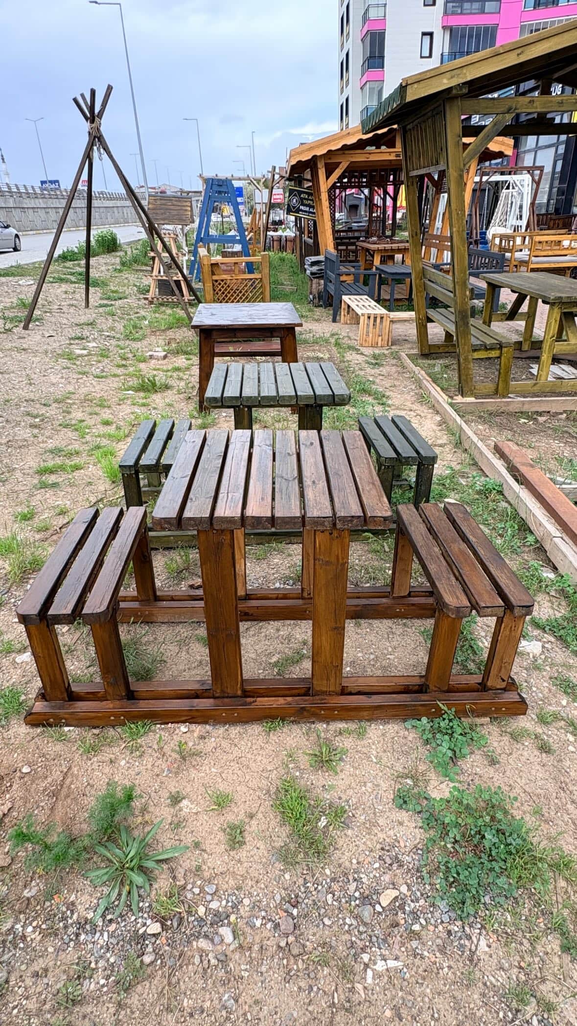 Çatılı ahşap piknik masası ve mini kamelya oturma takımı