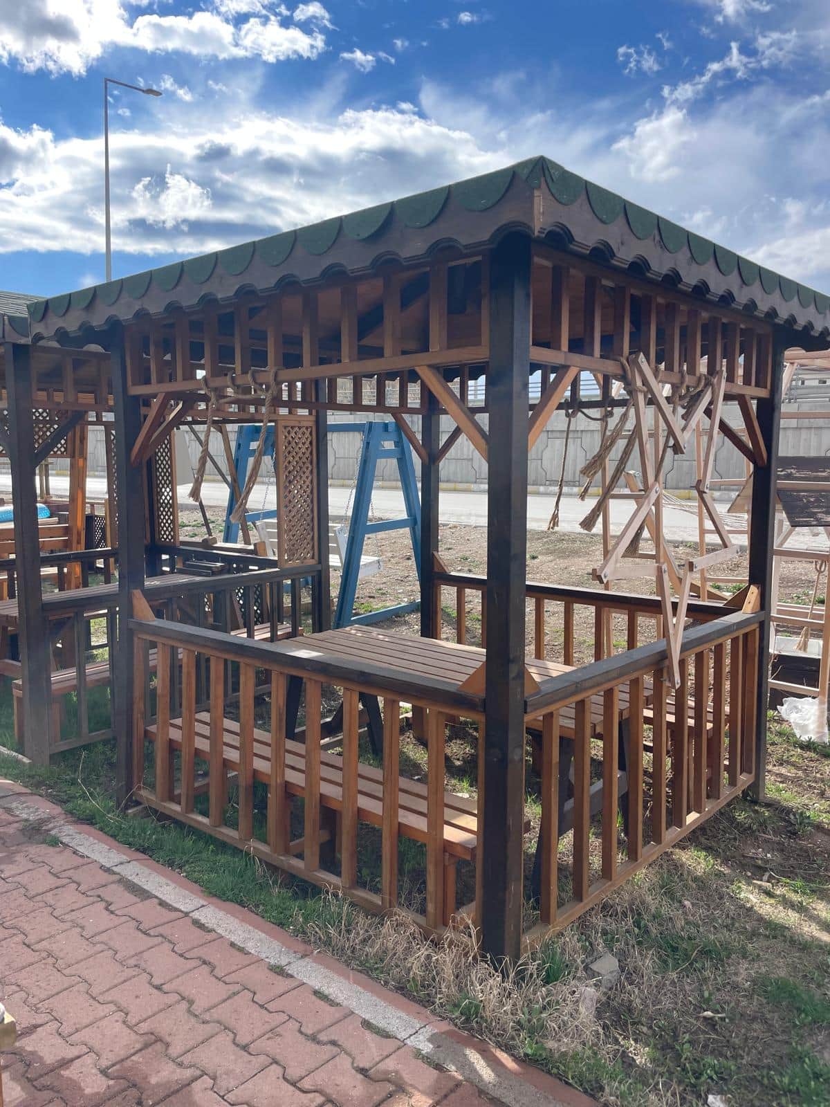 Atölyede tamamlanan ahşap bahçe ürünleri