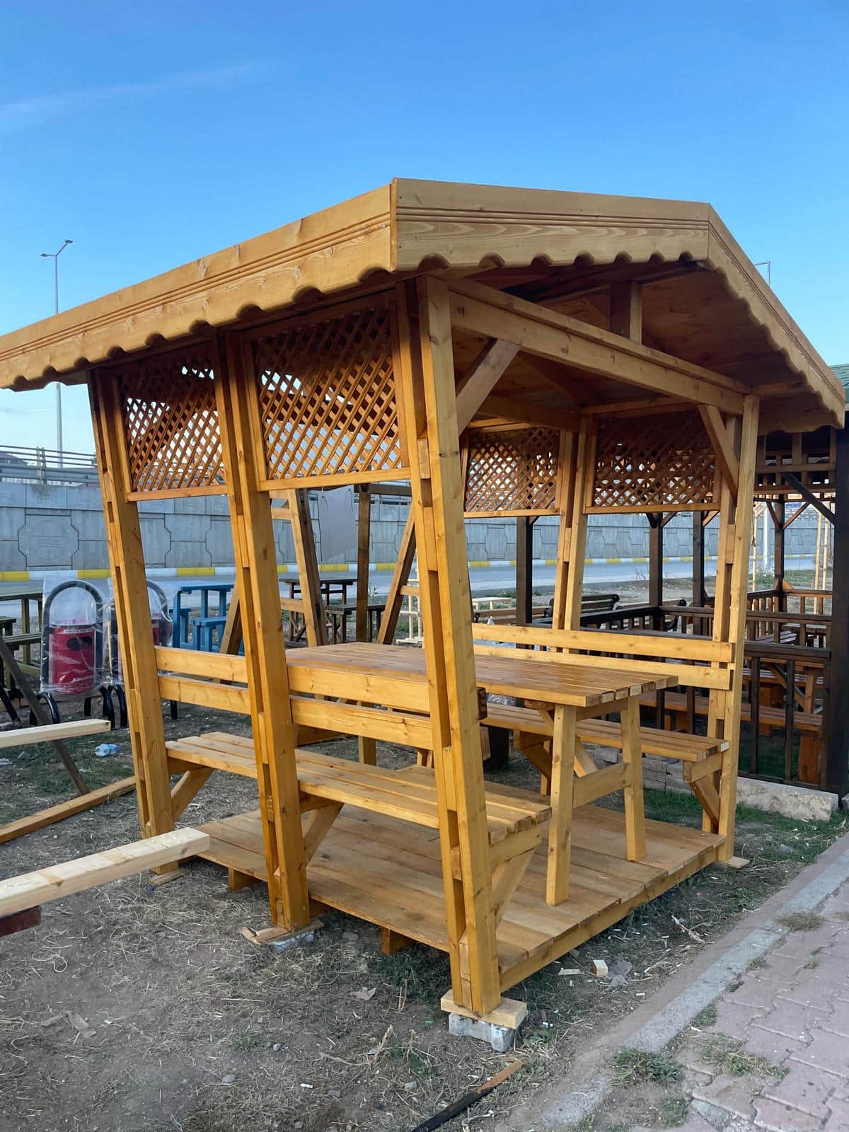 Atölyede ahşap evcil hayvan yuvası karkas yapım aşaması (Önceki Hali)
