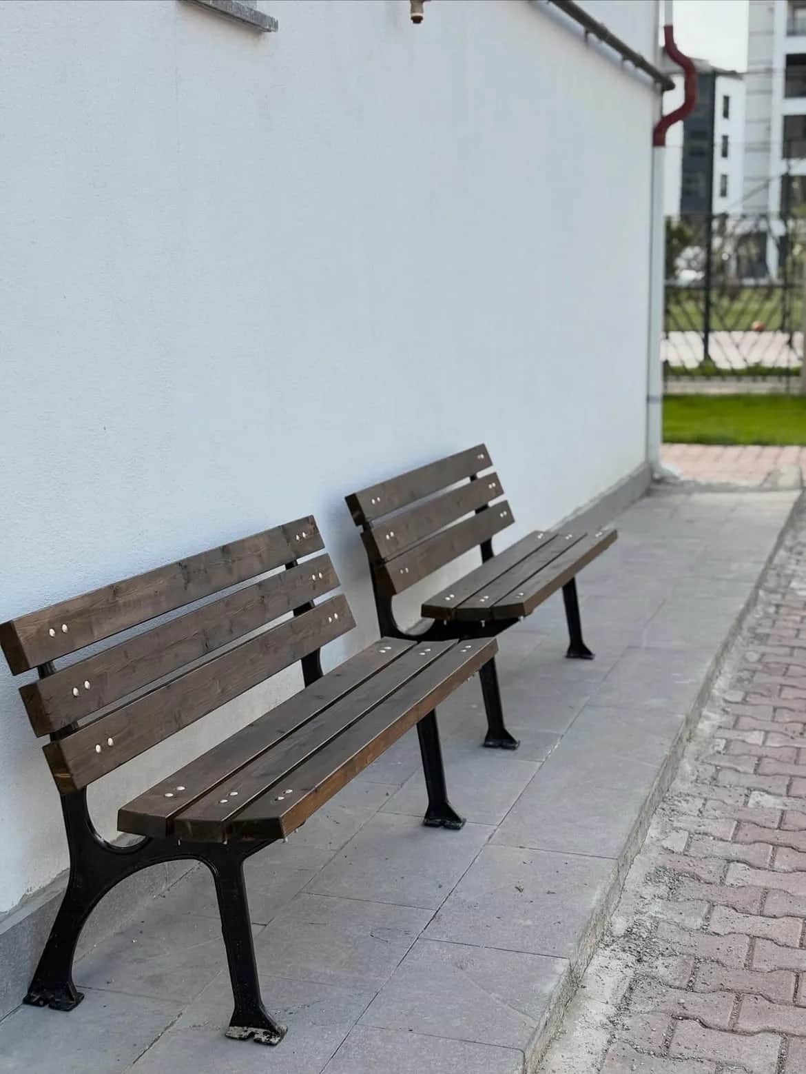 Doğal dokusu ve sağlam yapısıyla imal edilmiş ahşap bahçe bankı