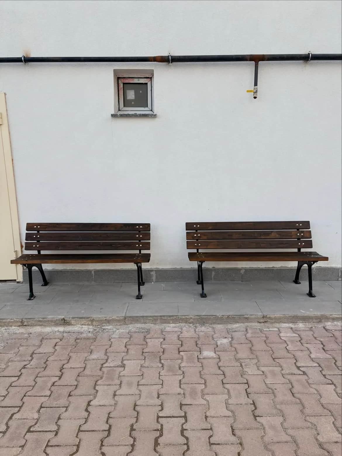 Emprenye edilmiş ve korumalı el yapımı ahşap bahçe bankı montajı