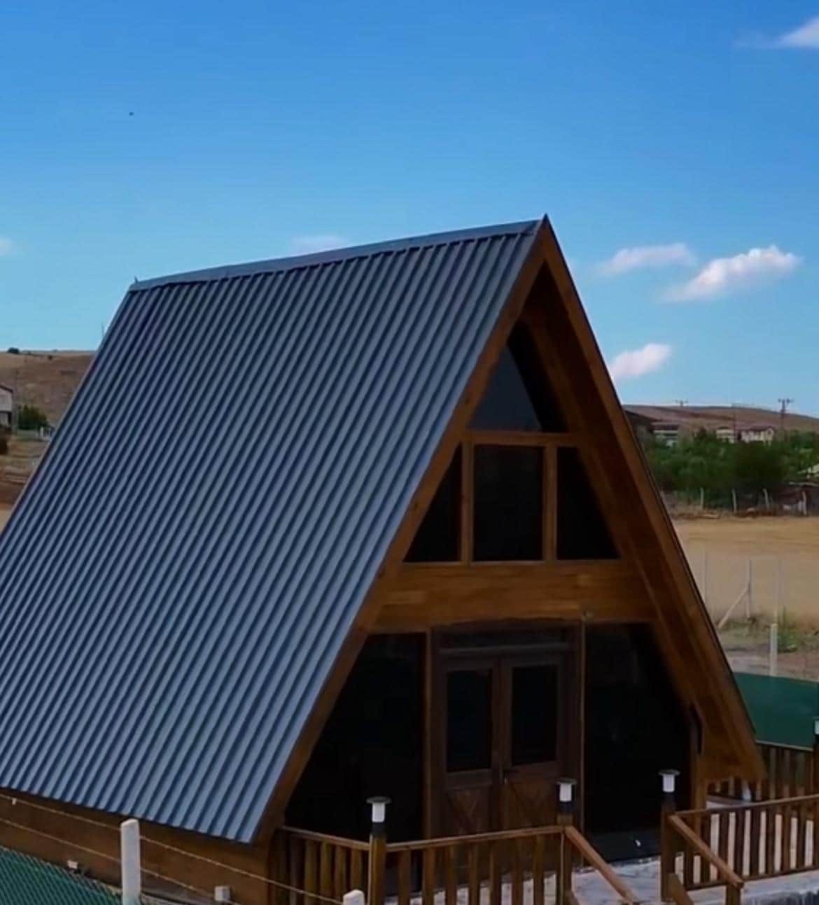 Yüksek tavanlı ve cam cepheli modern A-Frame ahşap bungalov dış görünümü