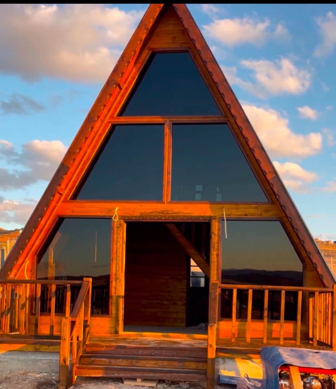 Gün batımında A-Frame bungalov