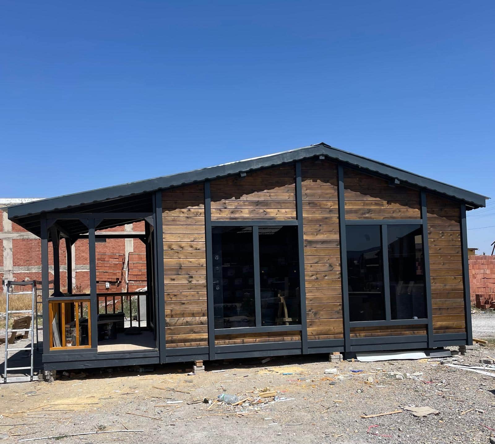 Geniş cam cepheli modern ahşap bungalov