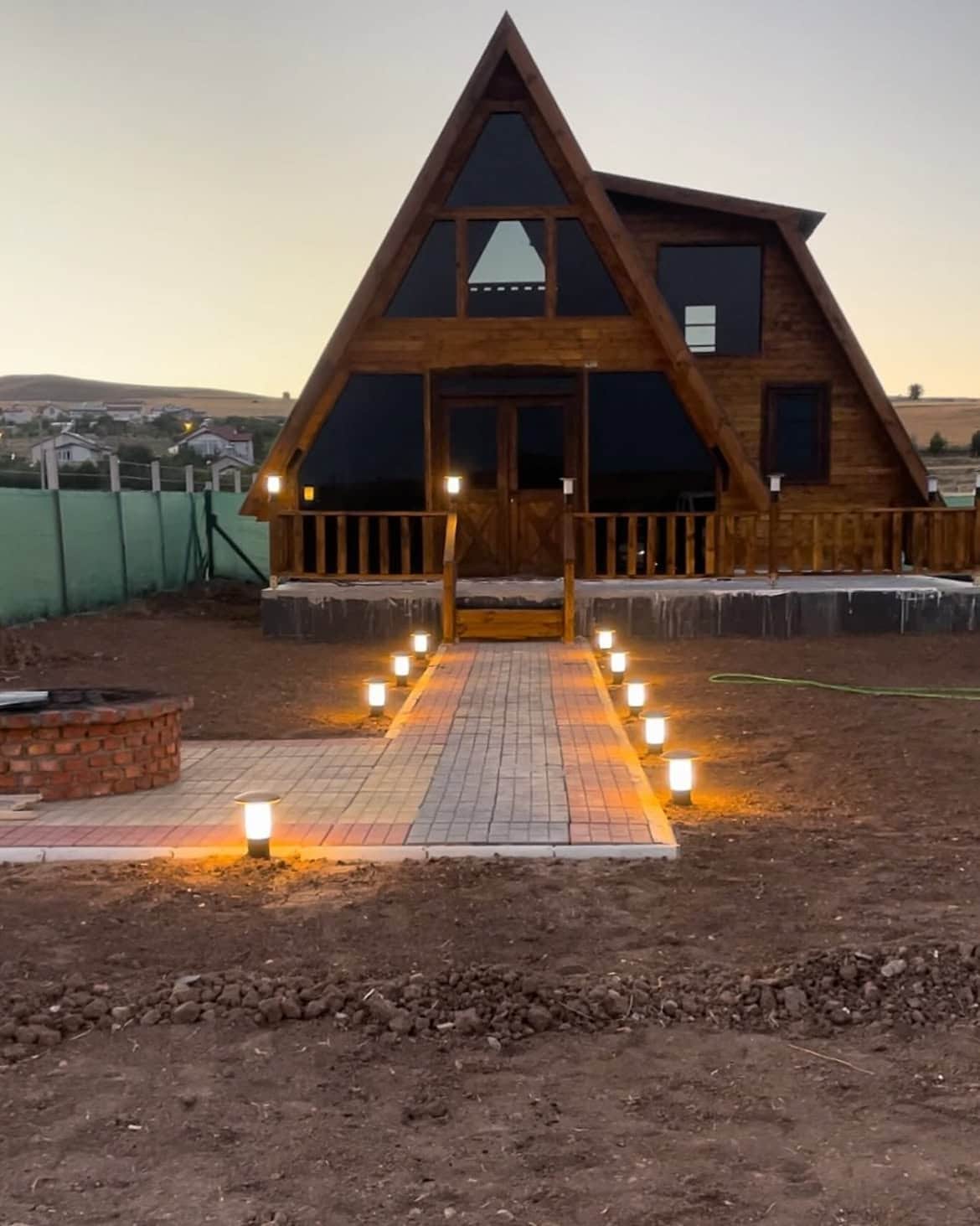 Ahşap bungalov gece aydınlatması – atmosferik dış tasarım