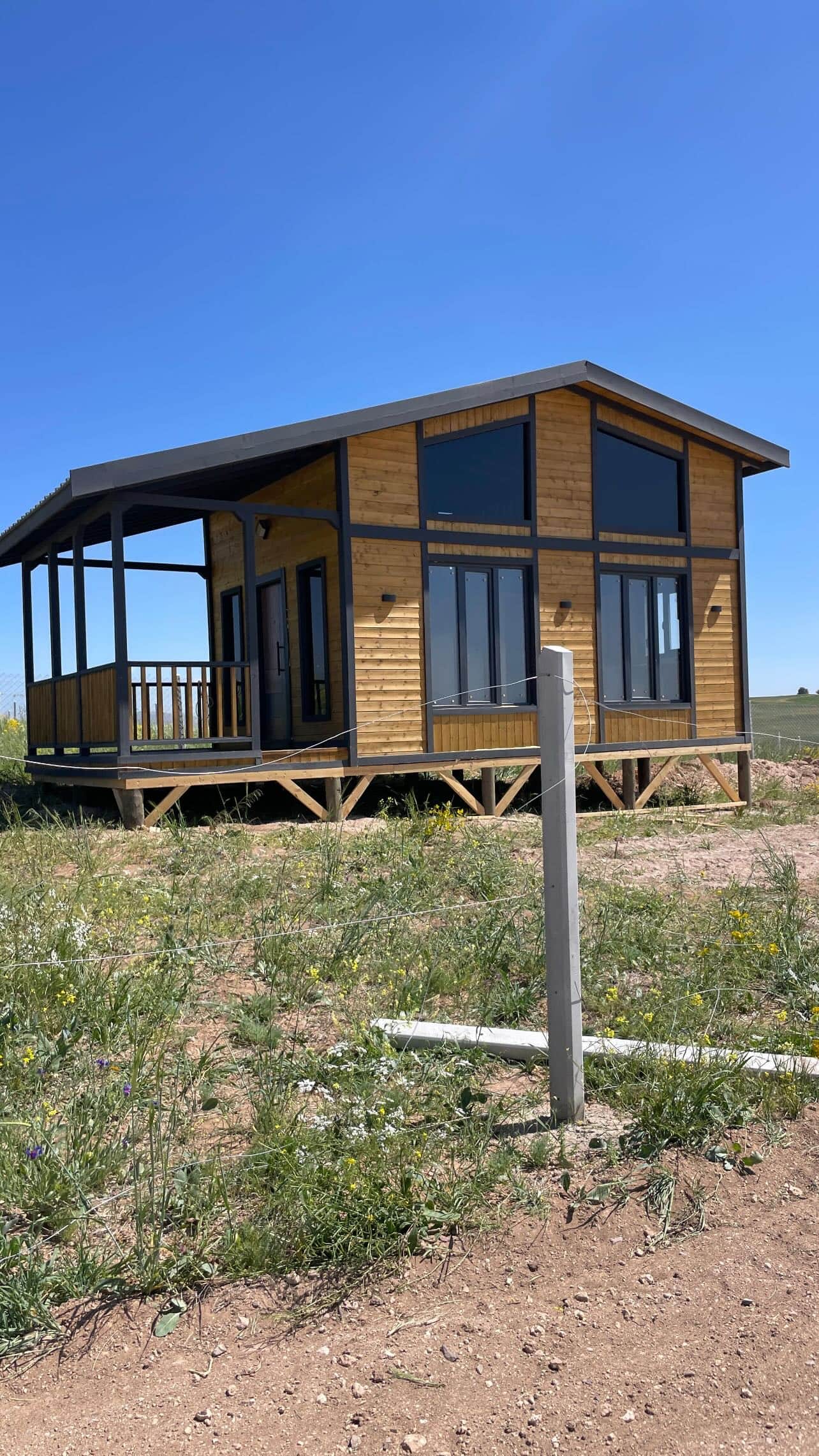 Stilts ayaklar üzerinde tamamlanmış ahşap bungalov