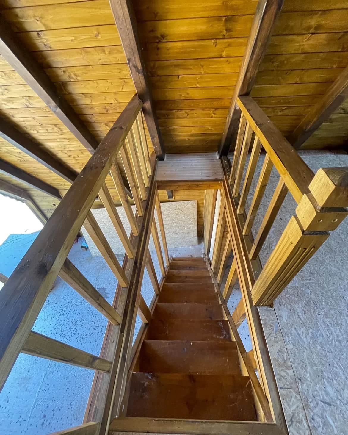 Bungalov dış cephe vernikleme ve çatı kaplama işlemleri