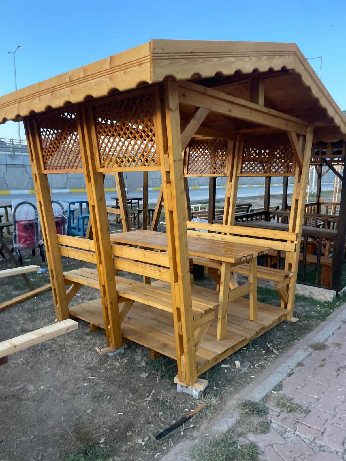 Özel kafesli (lattice) yan korkuluklu dekoratif ahşap kamelya