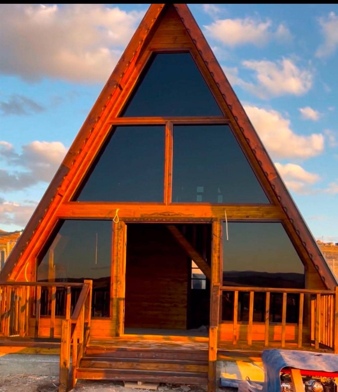 Gün batımında tamamlanmış A-Frame bungalov