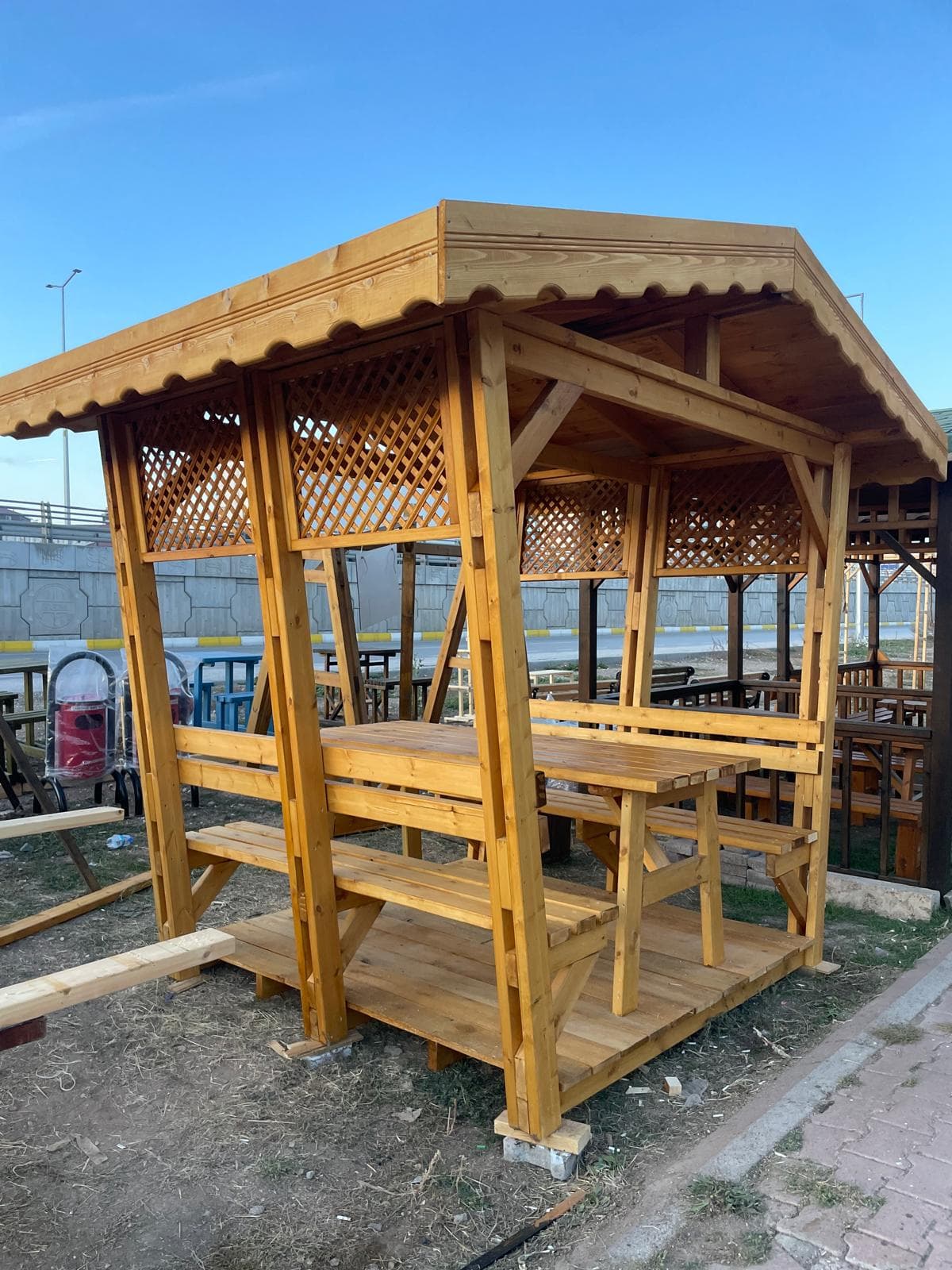 Atölyede ahşap evcil hayvan yuvası karkas yapım aşaması (Önceki Hali)
