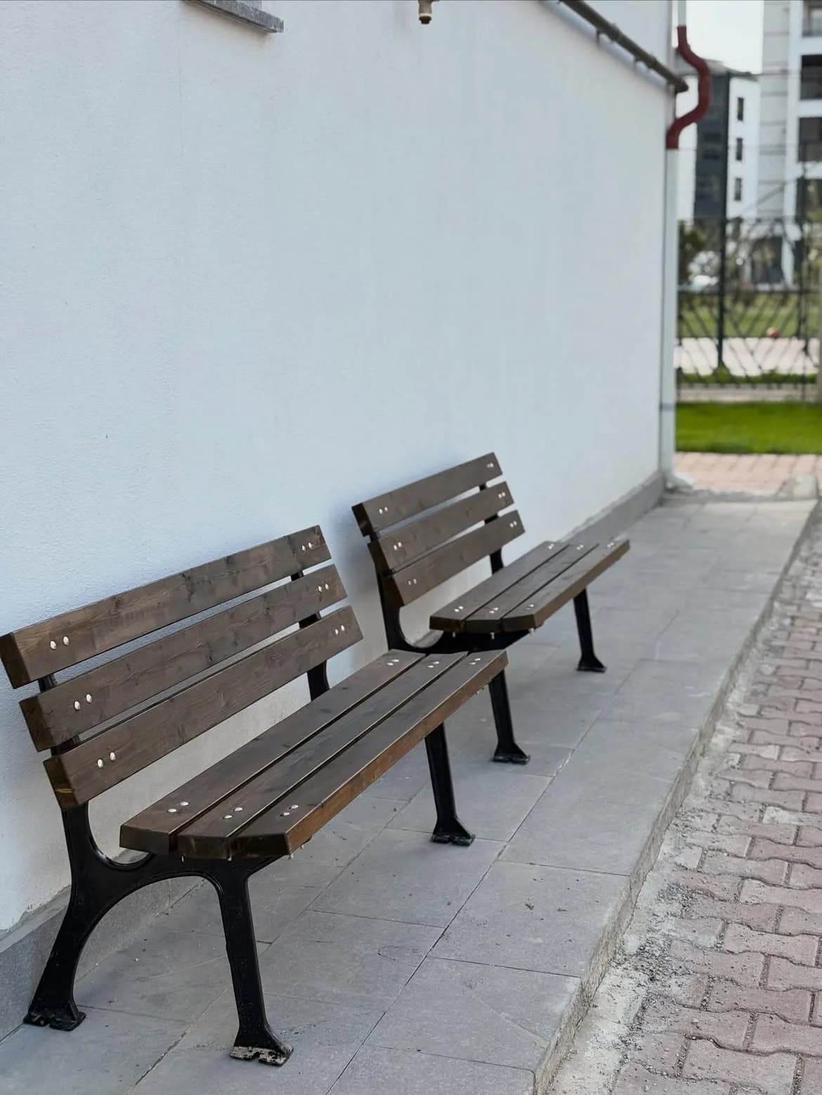 Doğal dokusu ve sağlam yapısıyla imal edilmiş ahşap bahçe bankı