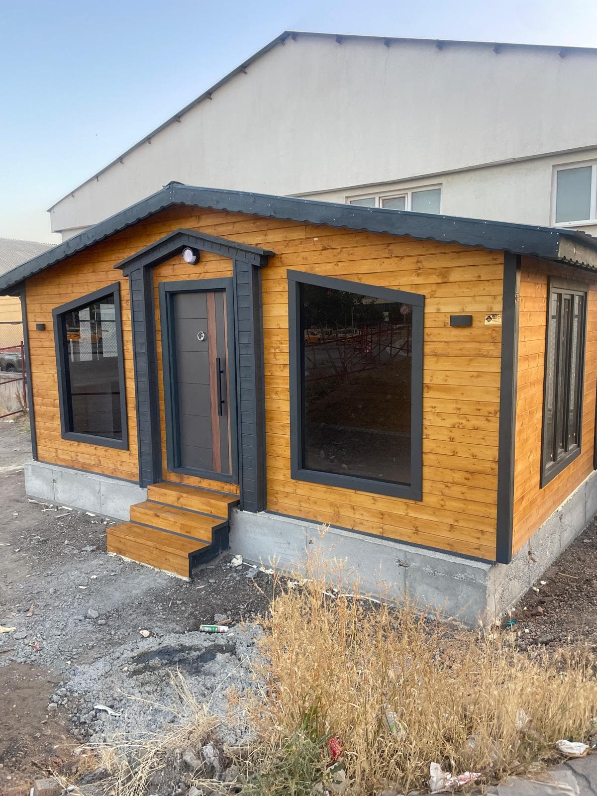 Müşteri sahasında kurulumu tamamlanmış yüksek girişli ahşap bungalov (Sonraki Hali)