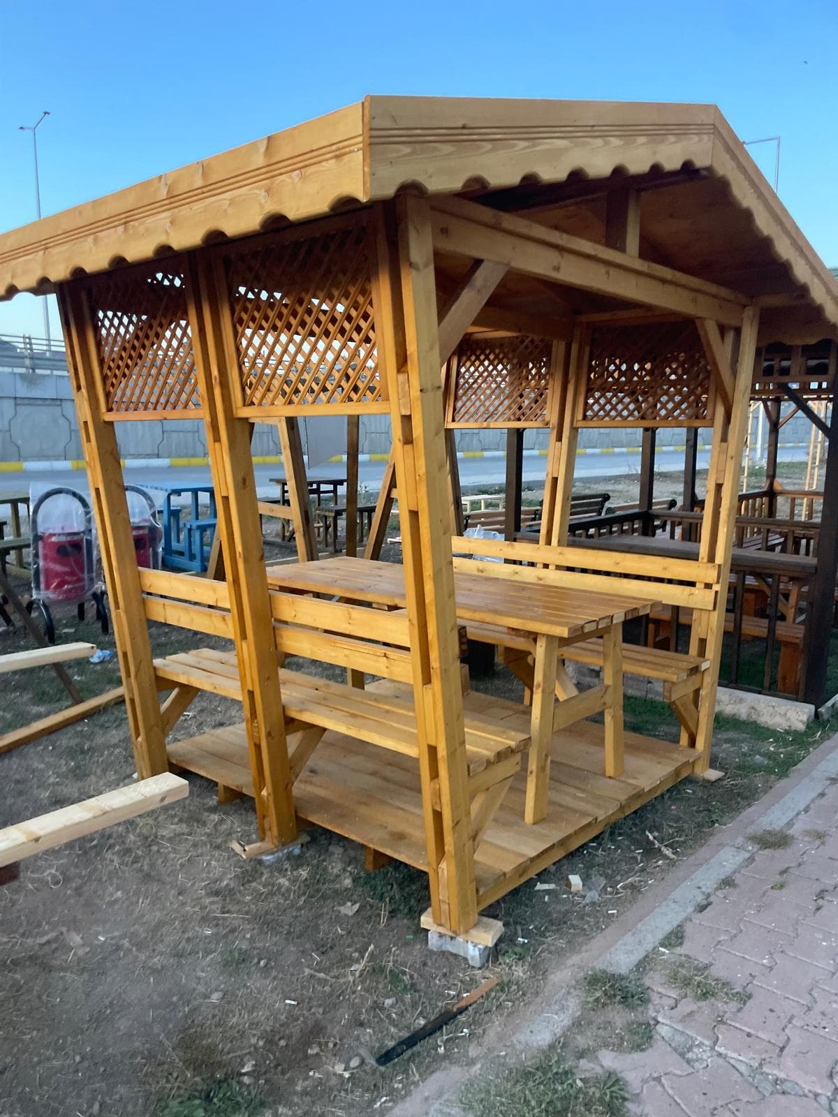 Özel kafesli (lattice) yan korkuluklu dekoratif ahşap kamelya